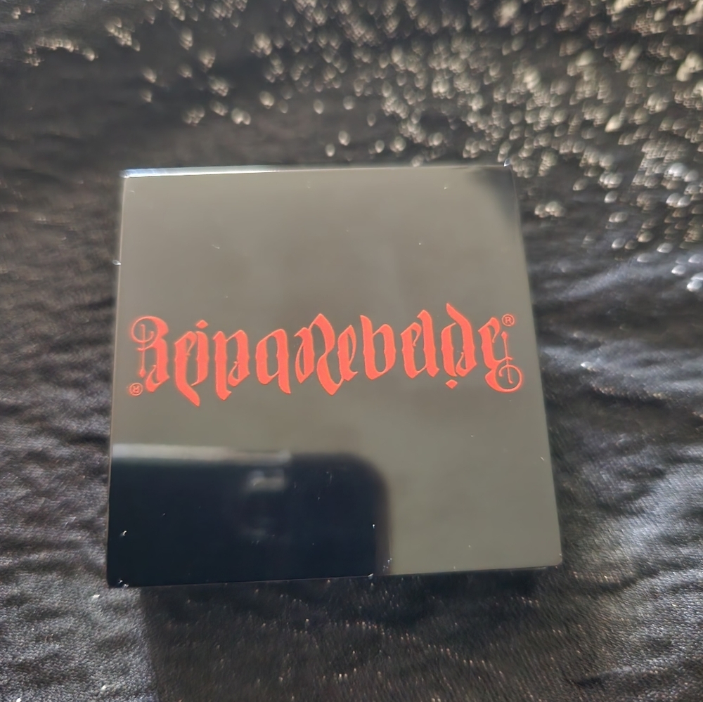 Rena Rebelde Almendra On Your Face Finishing Powder